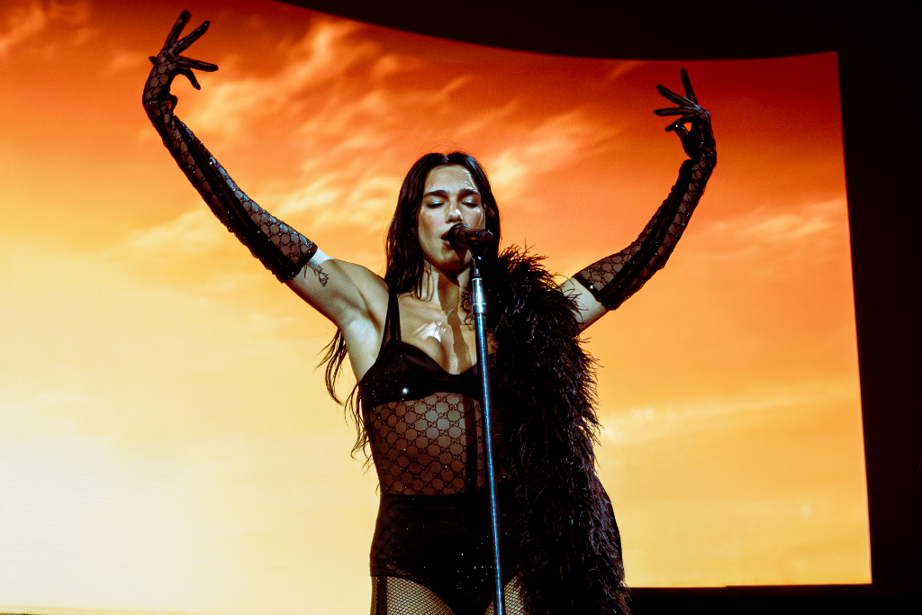 Dua Lipa — Cavale Live