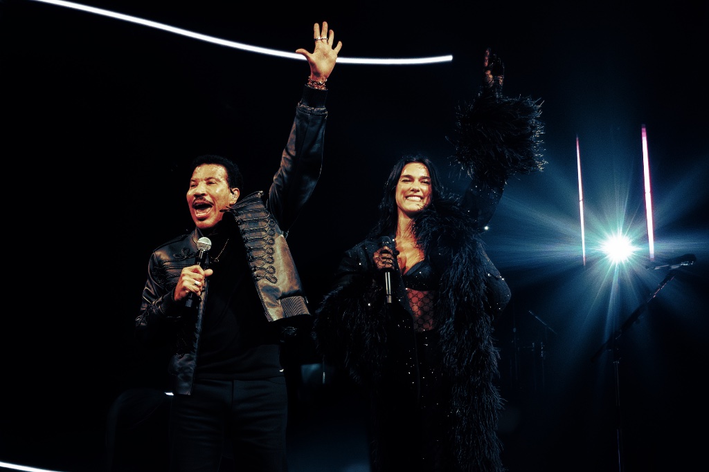 Dua Lipa — Cavale Live