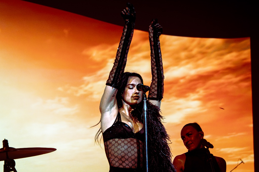 Dua Lipa — Cavale Live