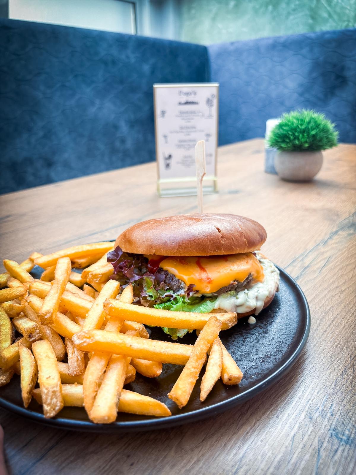 Cheeseburger mit Pommes – Pogo's Burgerhaus•Bar Kösching