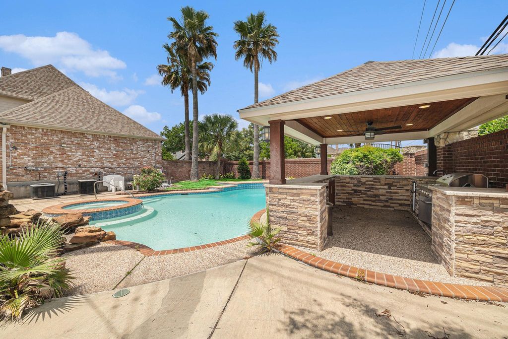 Pool & Outdoor Kitchen