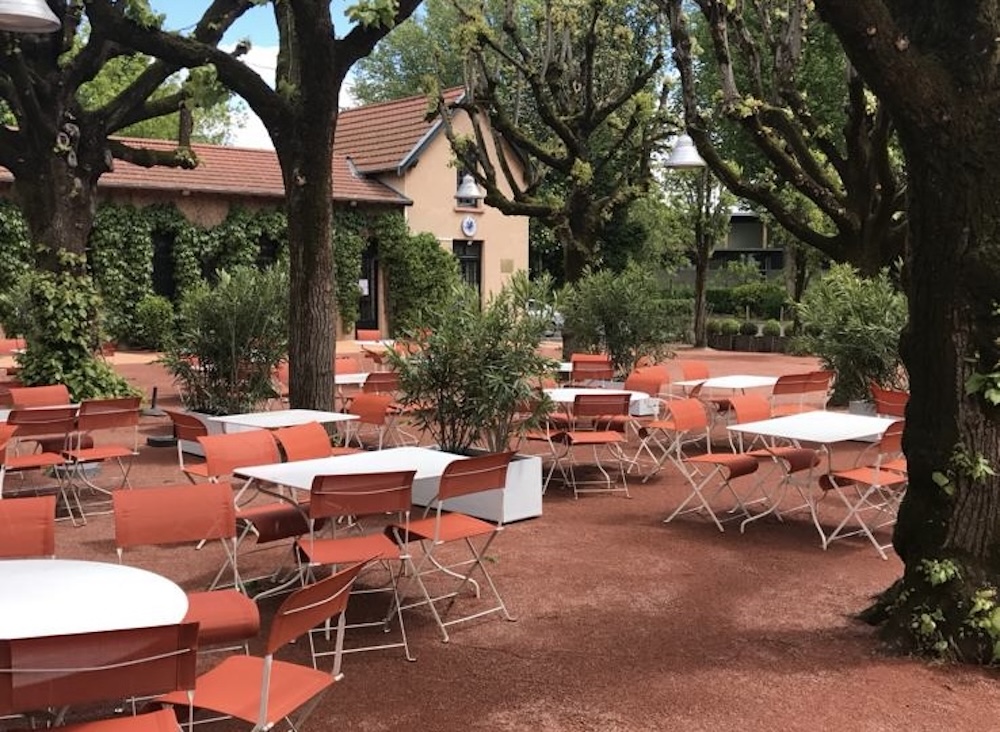 Terrasse paisible et ombragée mise en valeur par la végétation