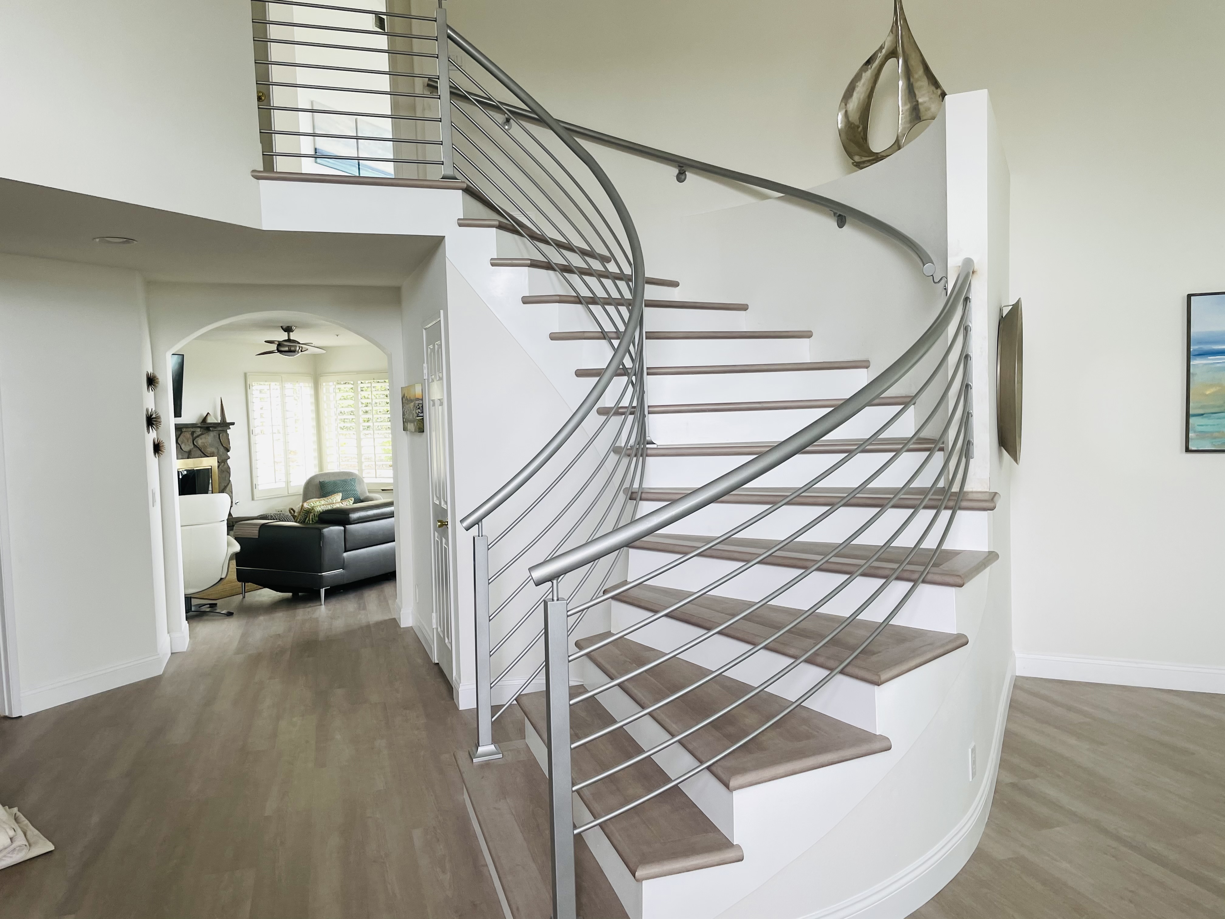 Oval Loop Iron Landing Railing with Wood Handrail