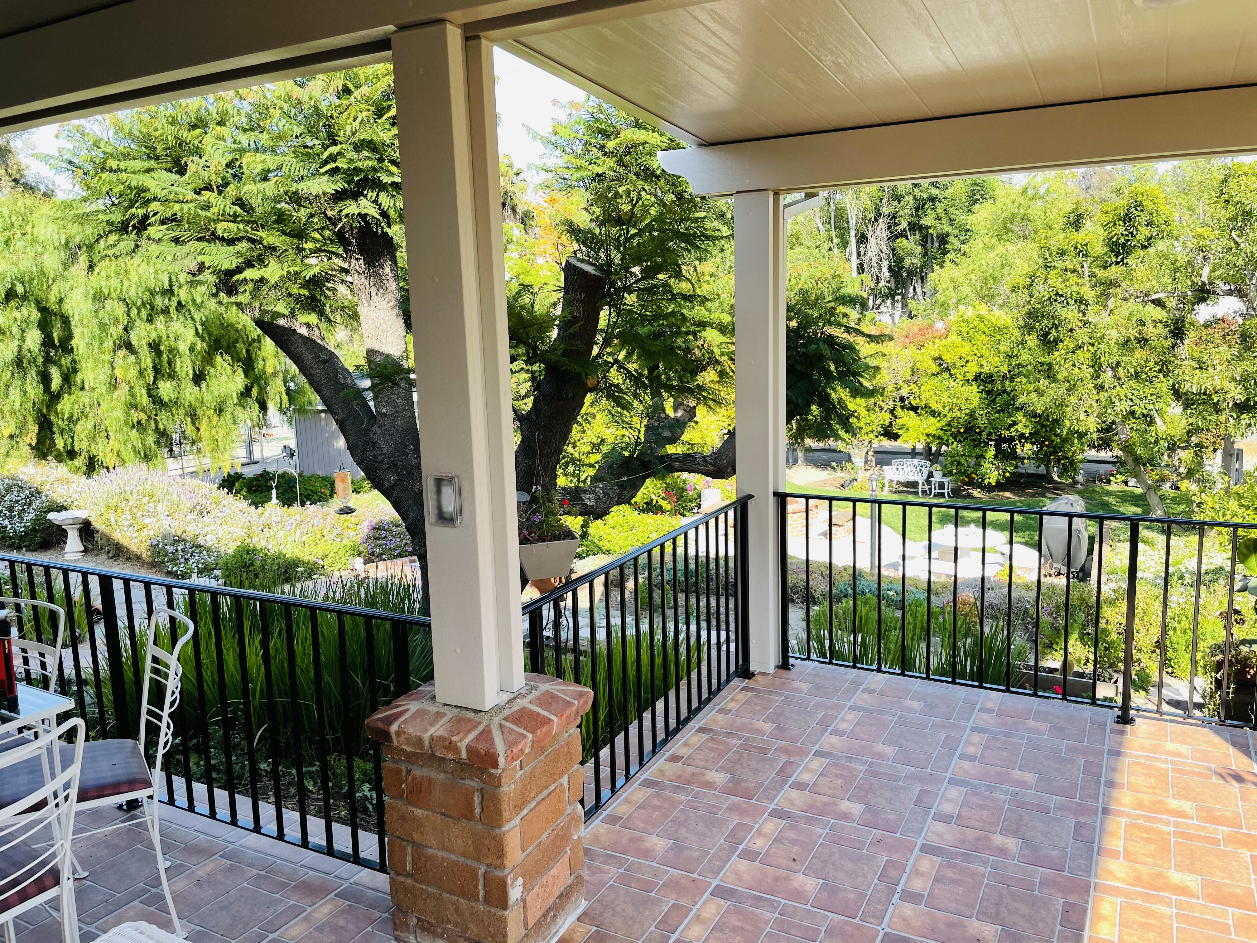 Modern Horizontal Slat Double Gate