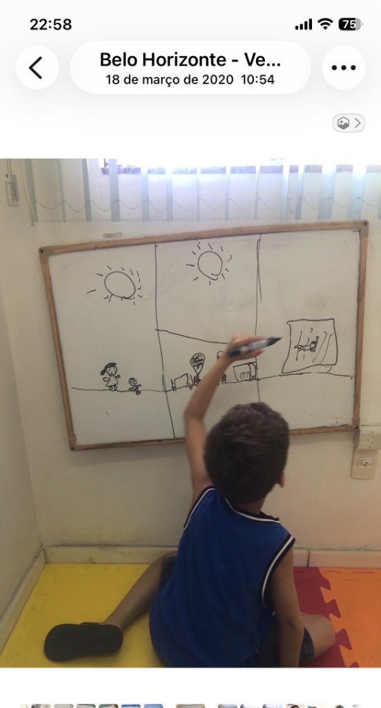 Criança com TEA em atividade de expressão gráfica no quadro — 18 Mar. 2020