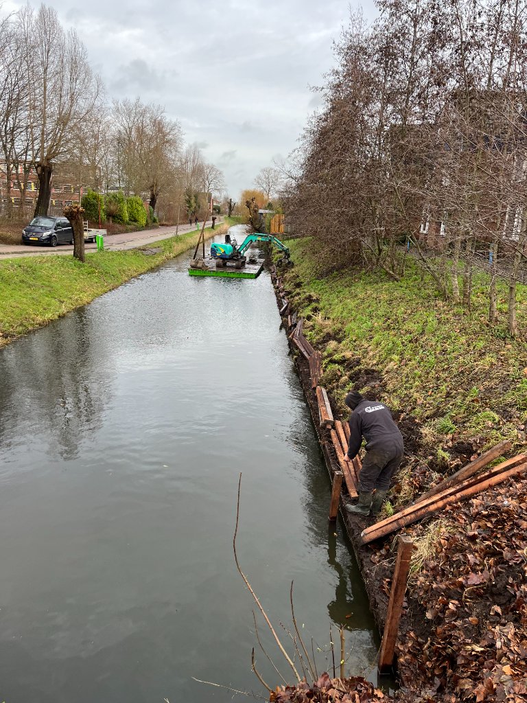 Beschoeiingswerk vanaf water voor gemeente Zoetermeer