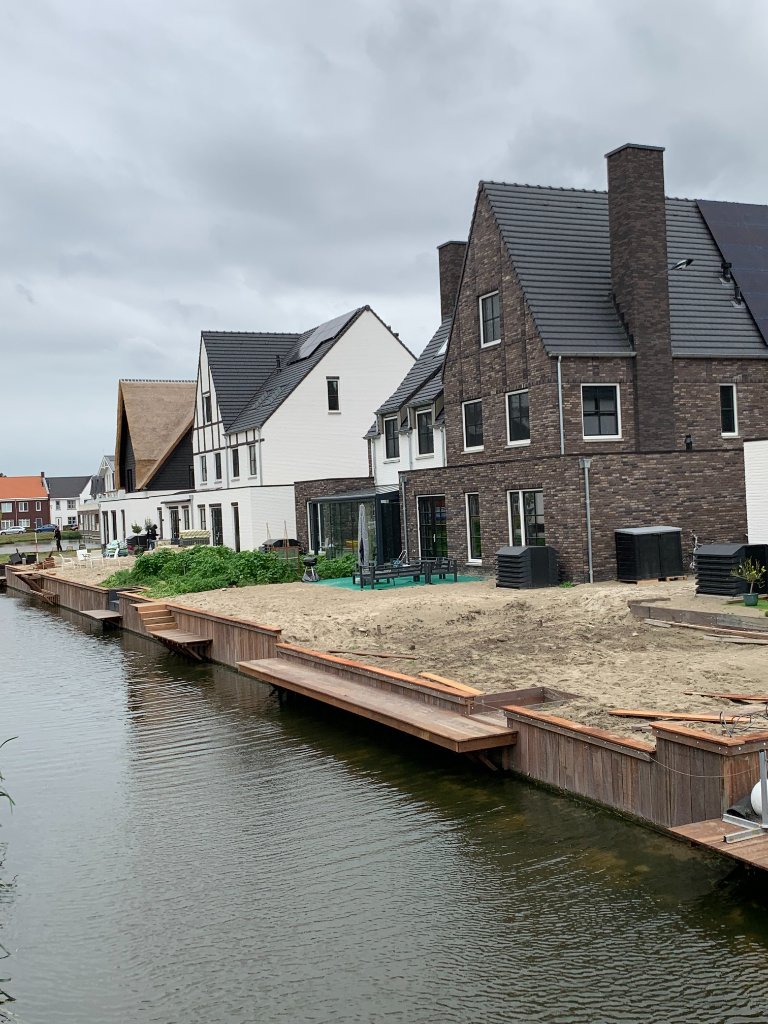 Complete woonwijk van damwand en vlonders voorzien