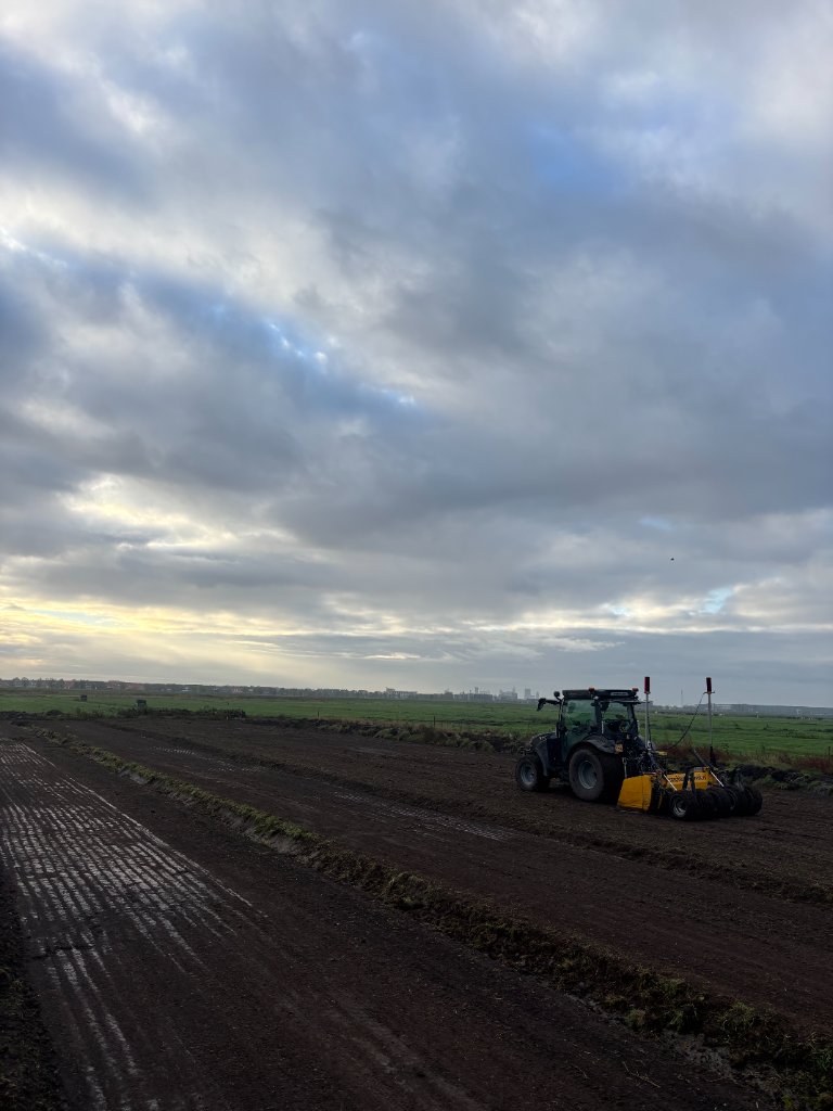 Egaliseerwerk ecologisch veld, boerderij Koetastisch