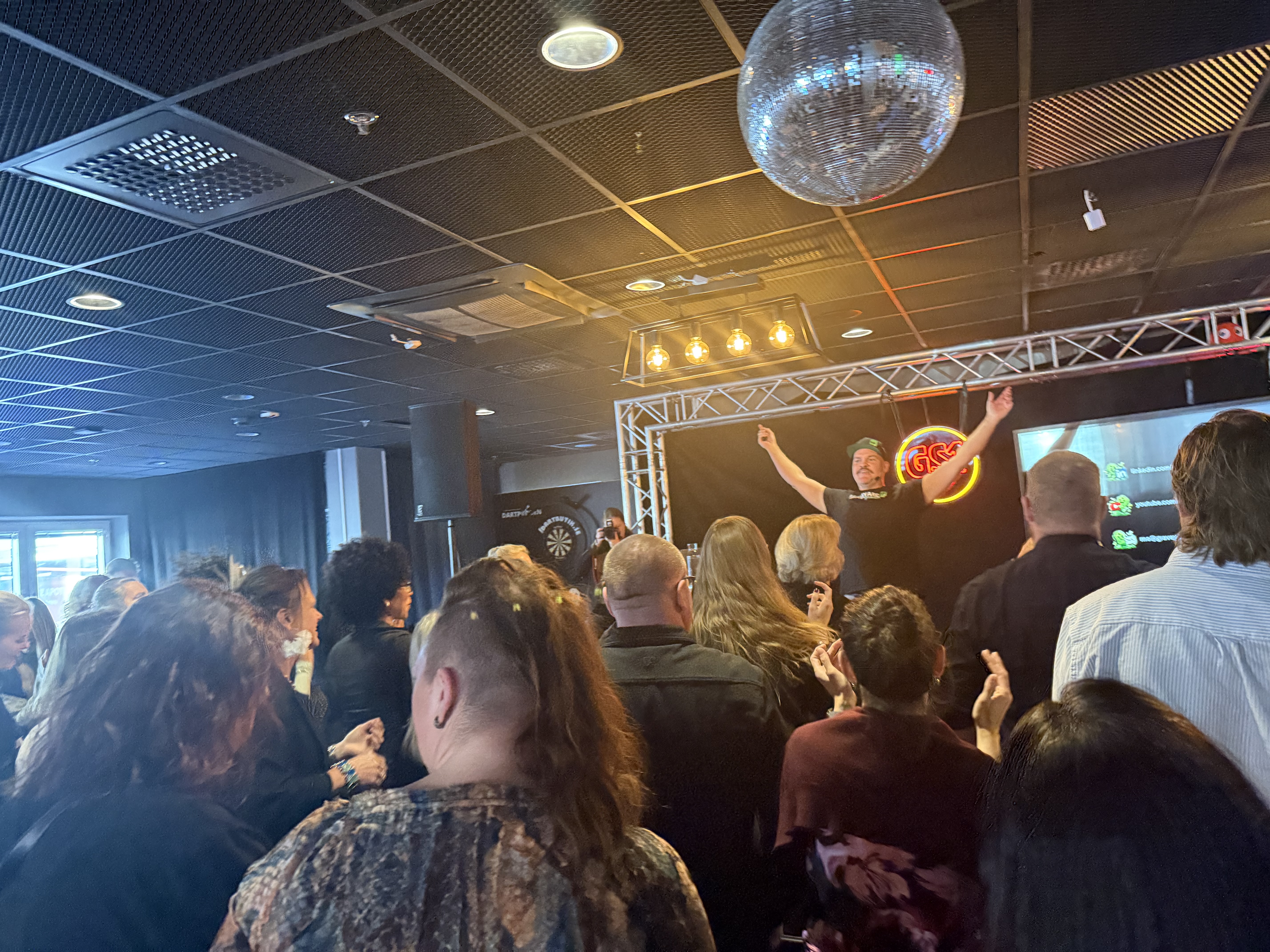 Talare hälsar leende publiken