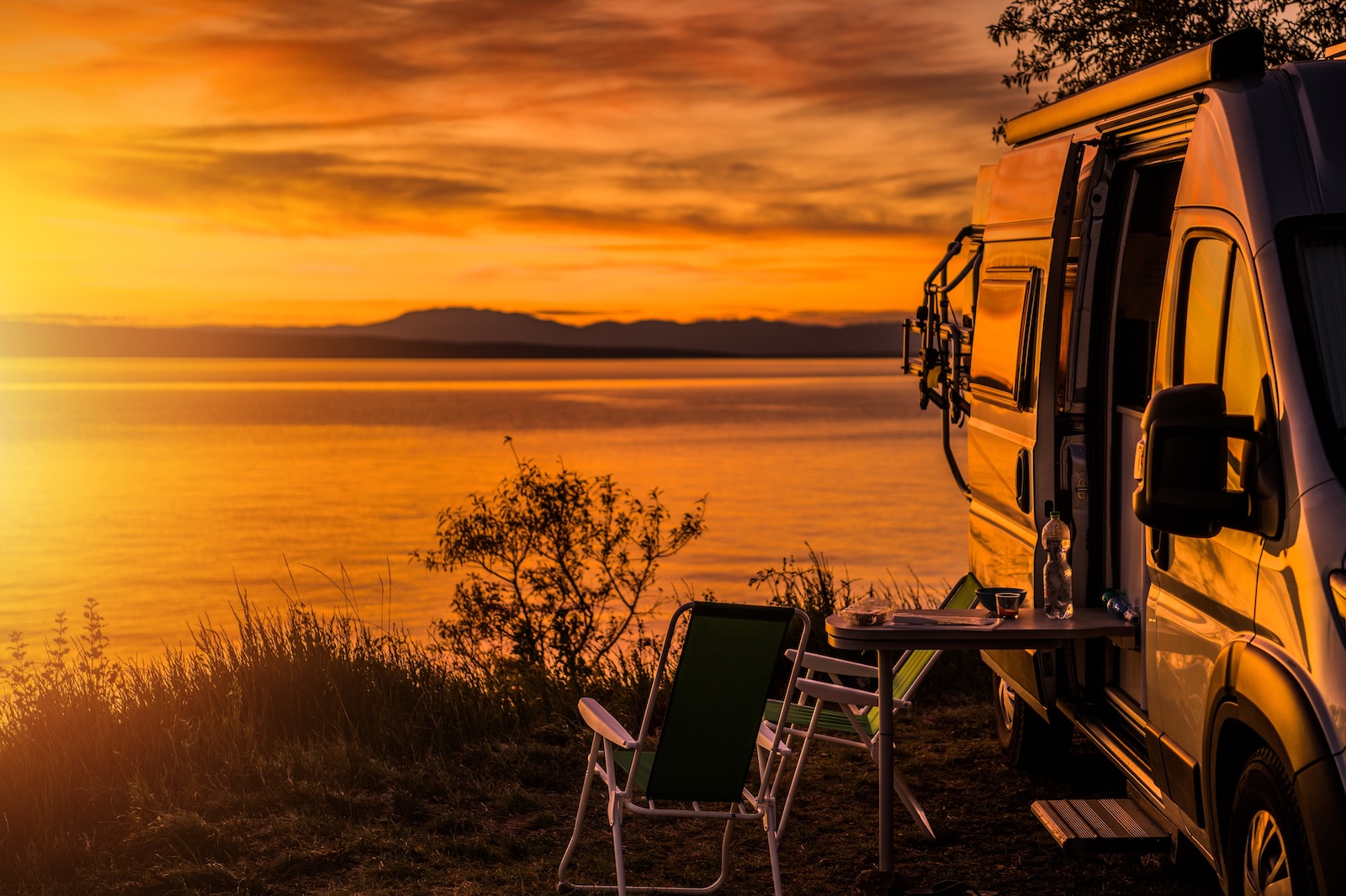 Camping-car au coucher du soleil sur les rivages