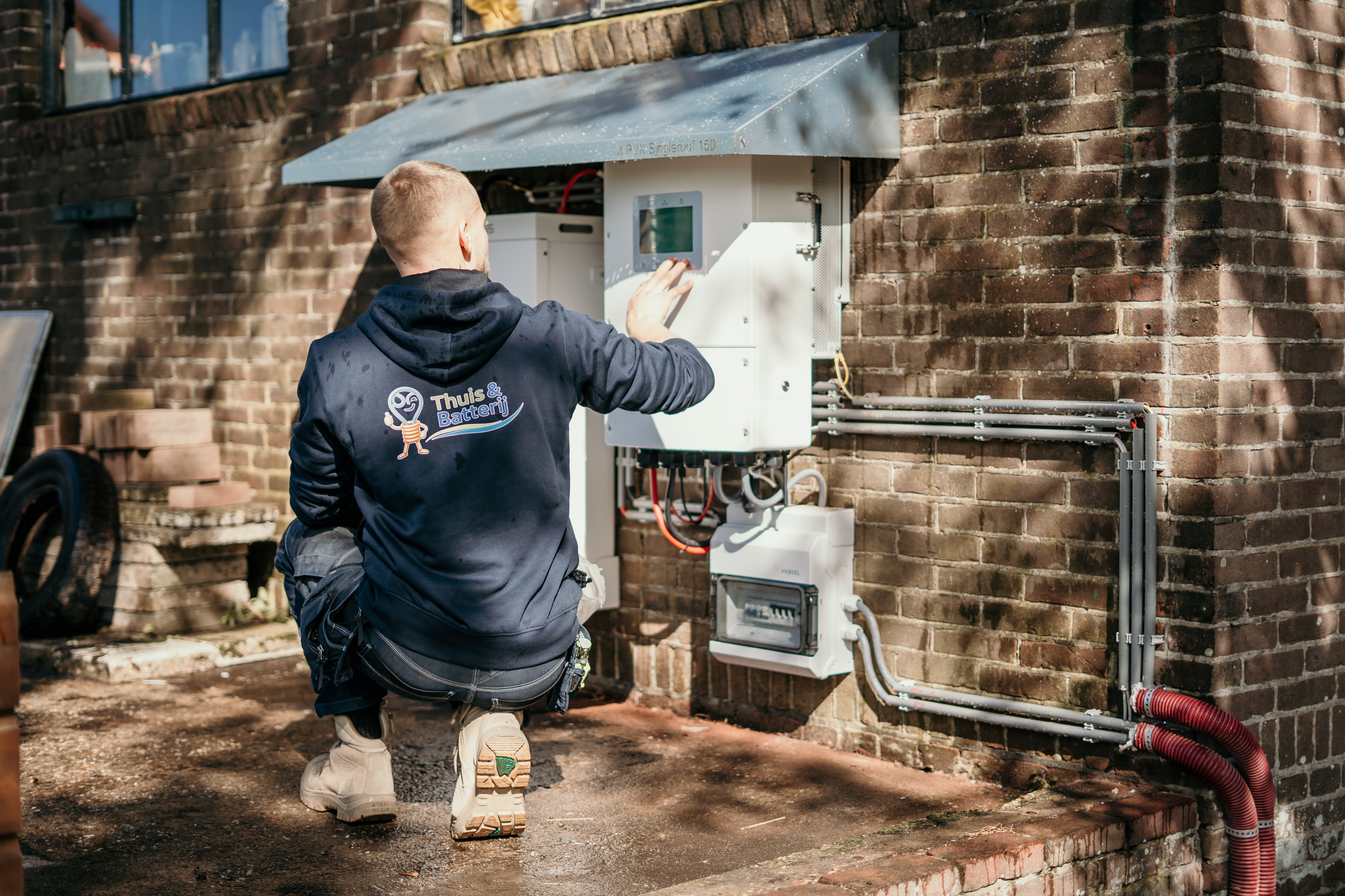 Monteur van Thuis & Batterij bij een thuisbatterij