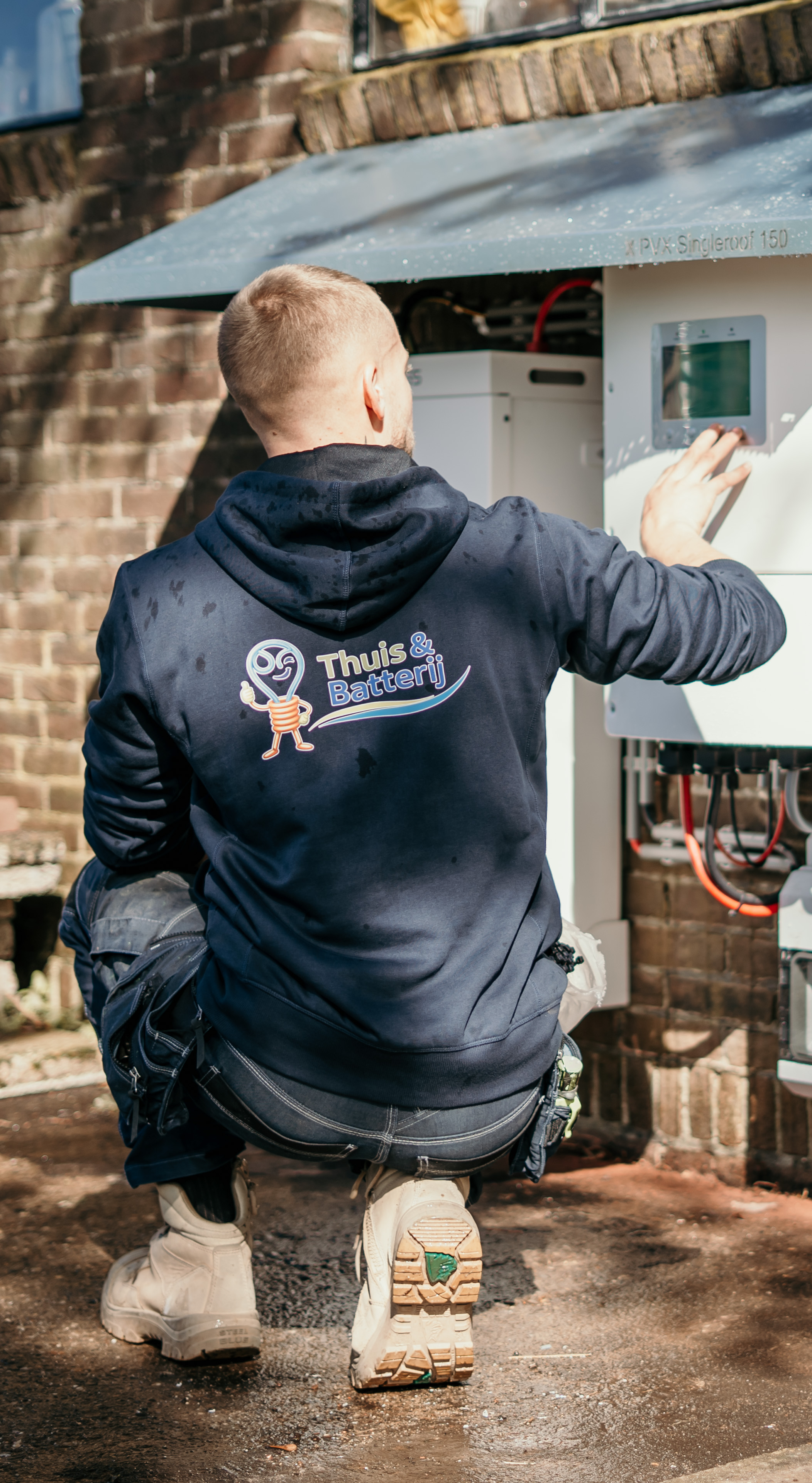 Monteur van Thuis & Batterij bij een thuisbatterij