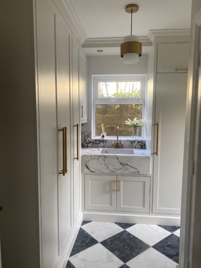 Shaker kitchen with marble worktop and brass handles by HEFF