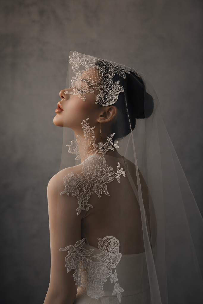 Veils and bridal accessories