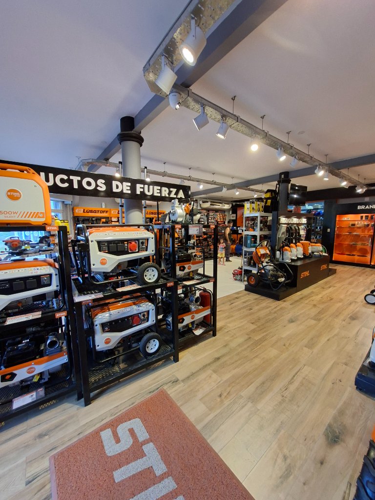 Interior del local Rolón Motosierras