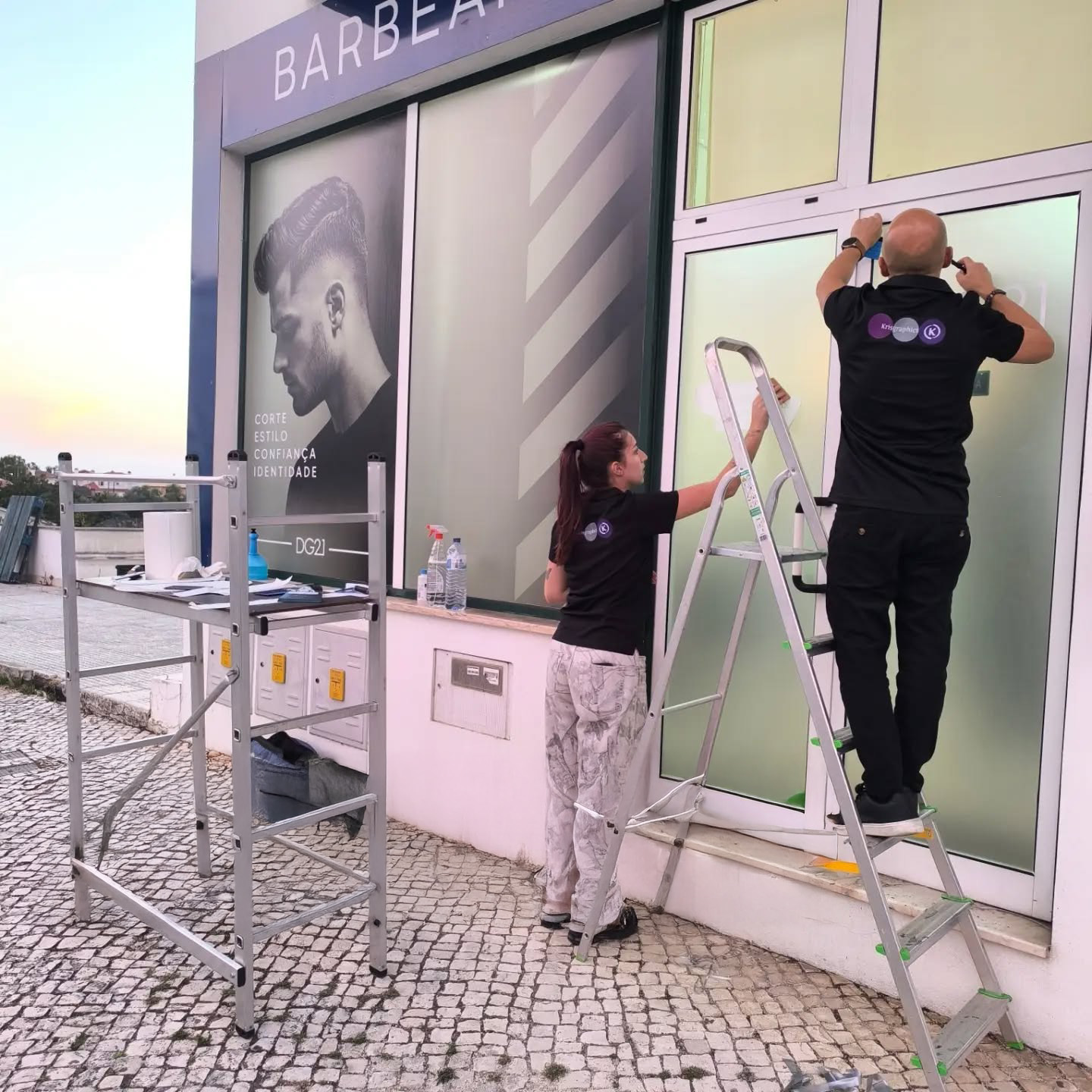 Vidraria e fachada com identidade visual aplicada