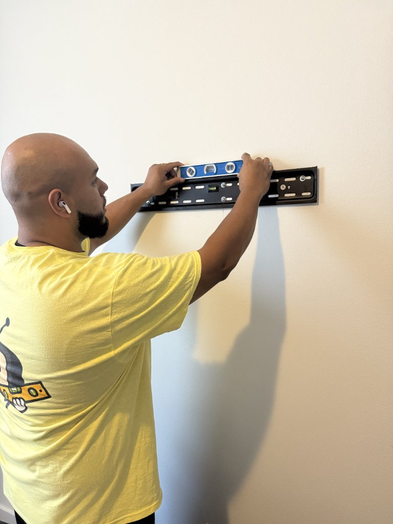 Leveling wall mount bracket