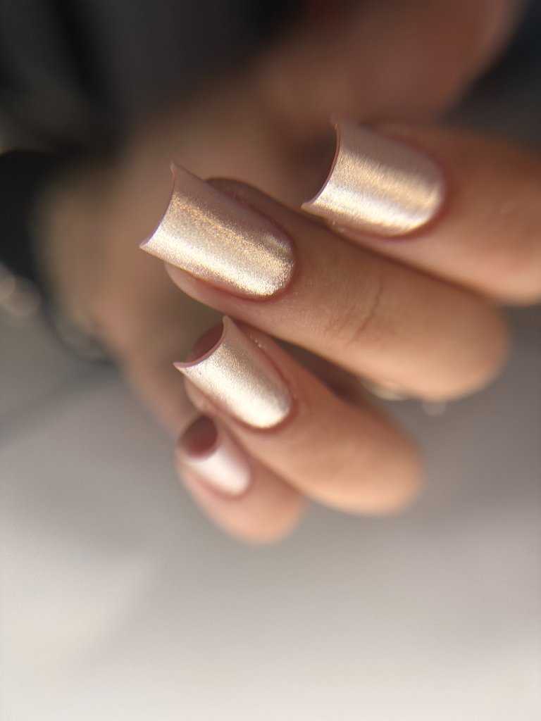 Manichiură rose-gold lucrată în studio