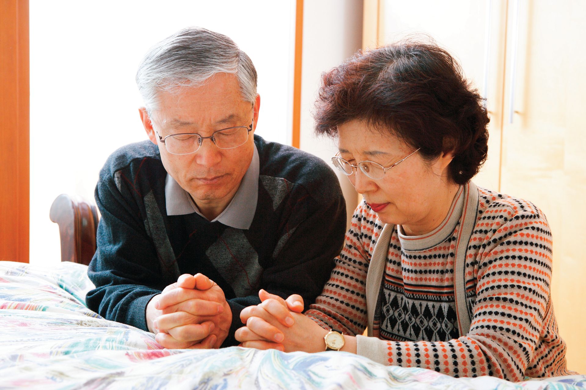 A couple kneeling in prayer