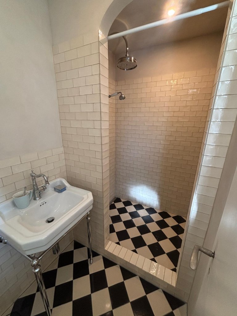 Retro Dusche mit Schachbrettmuster