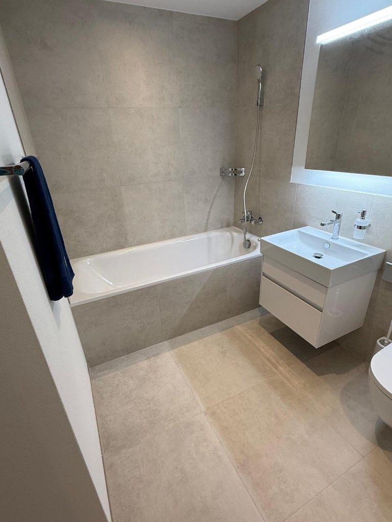Badewanne mit Wandplatten