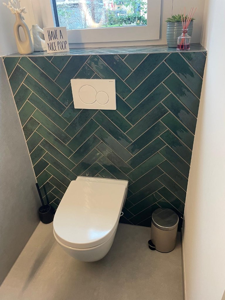 WC Grüne Fischgrätplatten