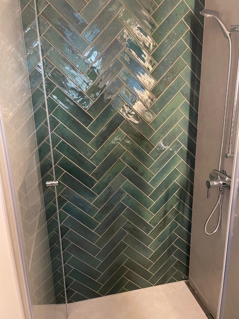 Dusche Grüne Fischgrätplatten