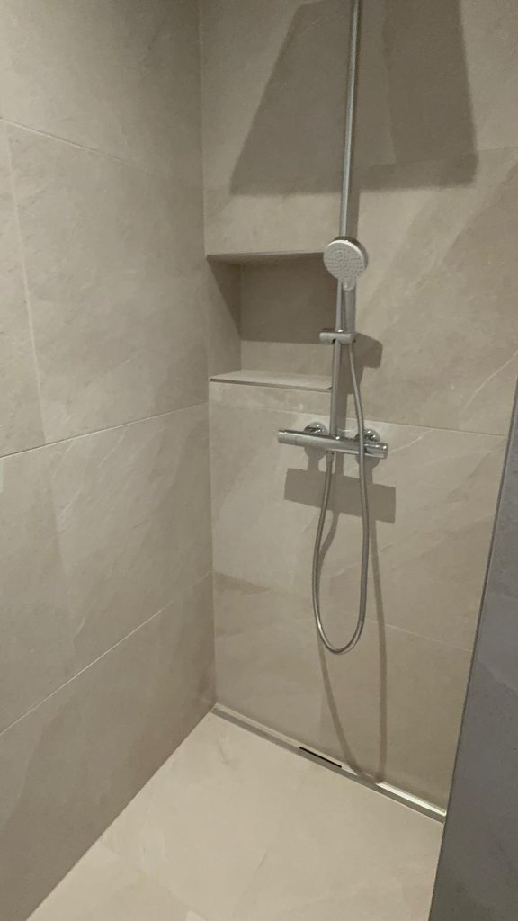 Dusche Hellbeige Grossformat