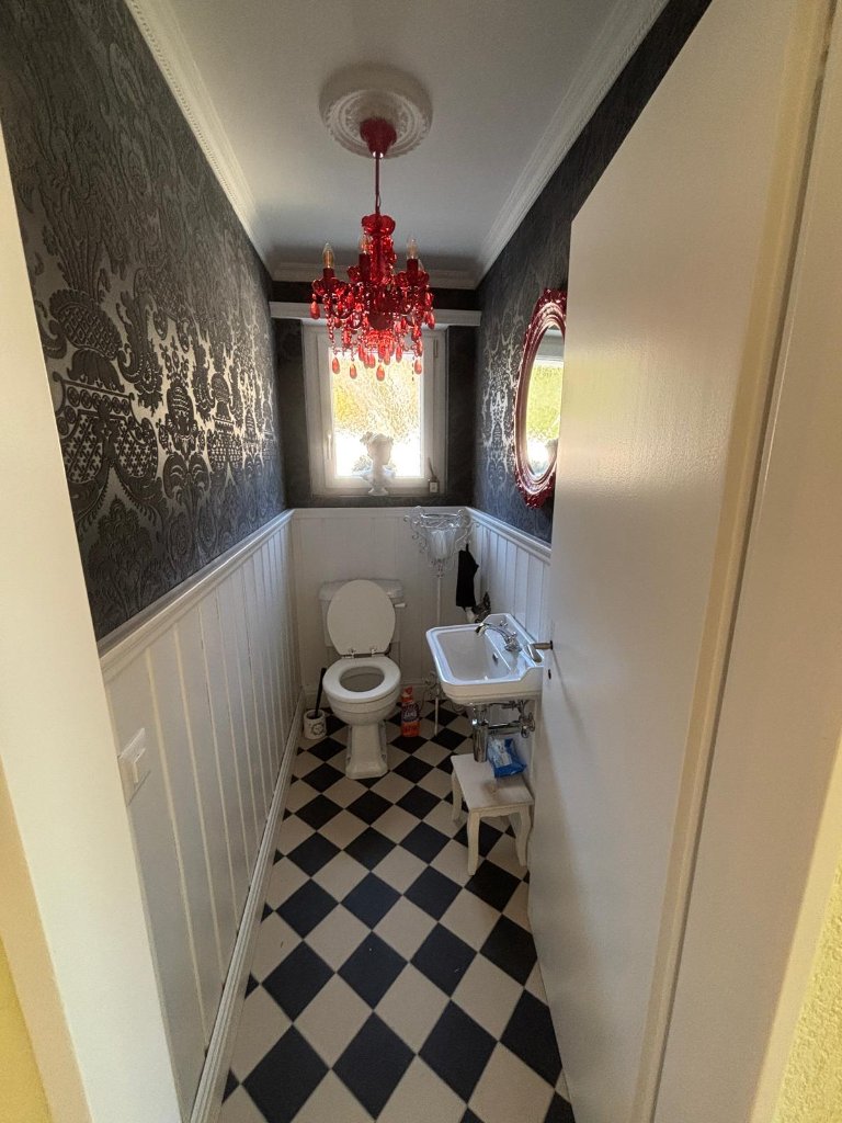 Elegantes WC mit Schachbrettboden