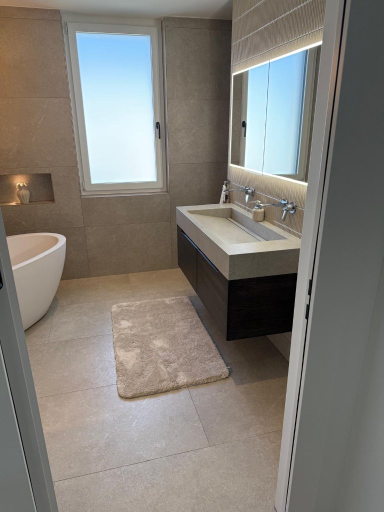 Bad Beige mit freistehender Wanne