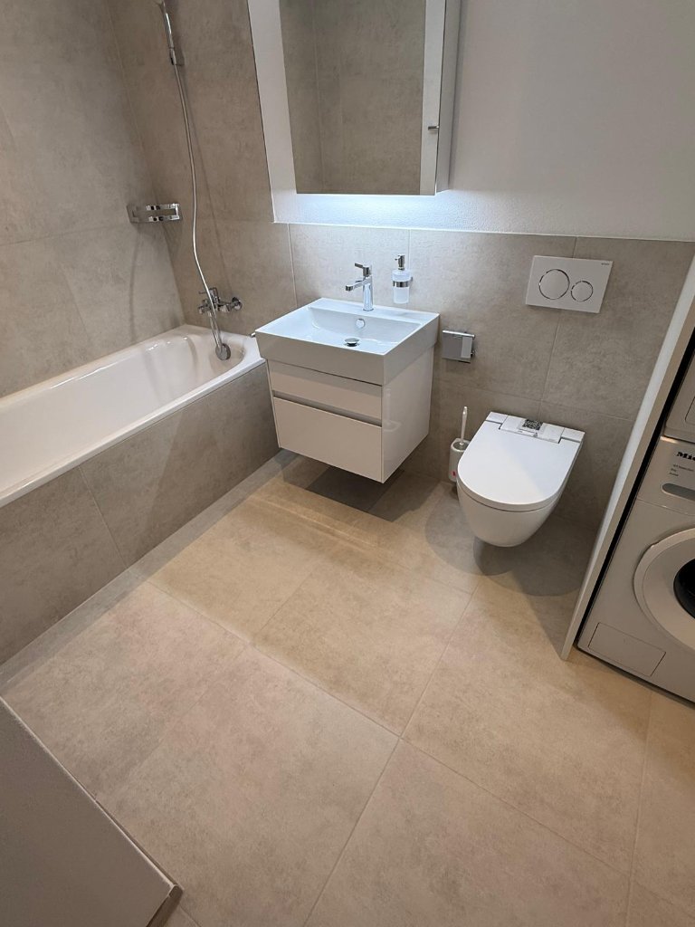 Bad Beige mit Wanne und Waschmaschine