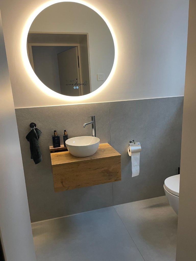 Gäste-WC mit Rundspiegelspiegel