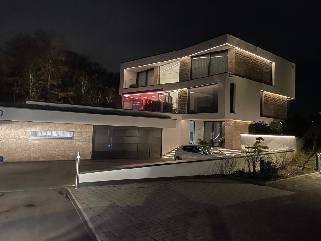 Luxusvilla mit LED-Fassadenbeleuchtung