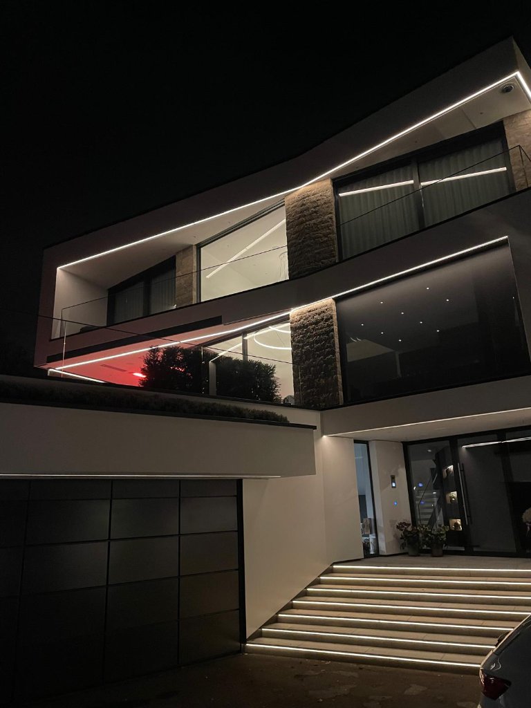 Villa Natursteinfassade bei Nacht