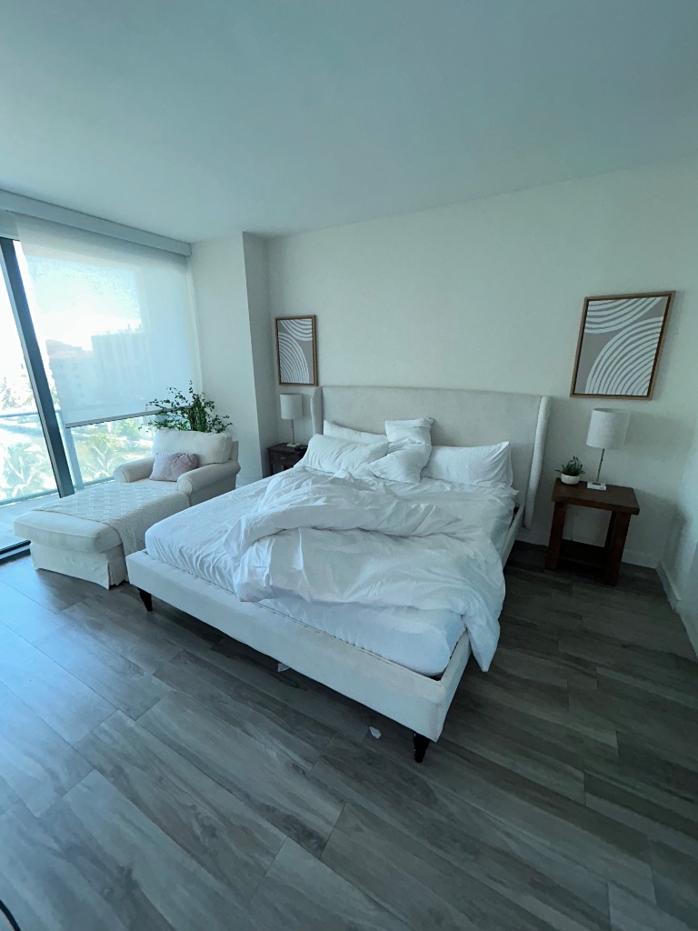 Cama / cabecera principal — área a limpiar