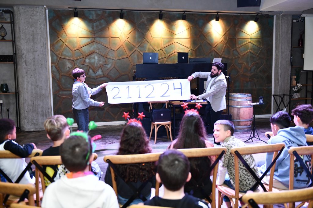 ליאם מופיע עם ילדים