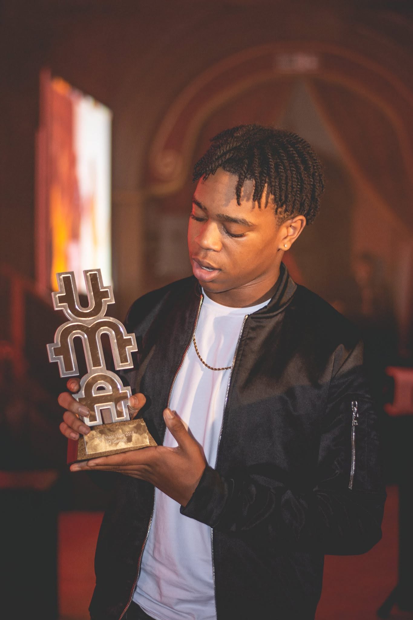 Winner holding a UMA trophy for Best Music Video