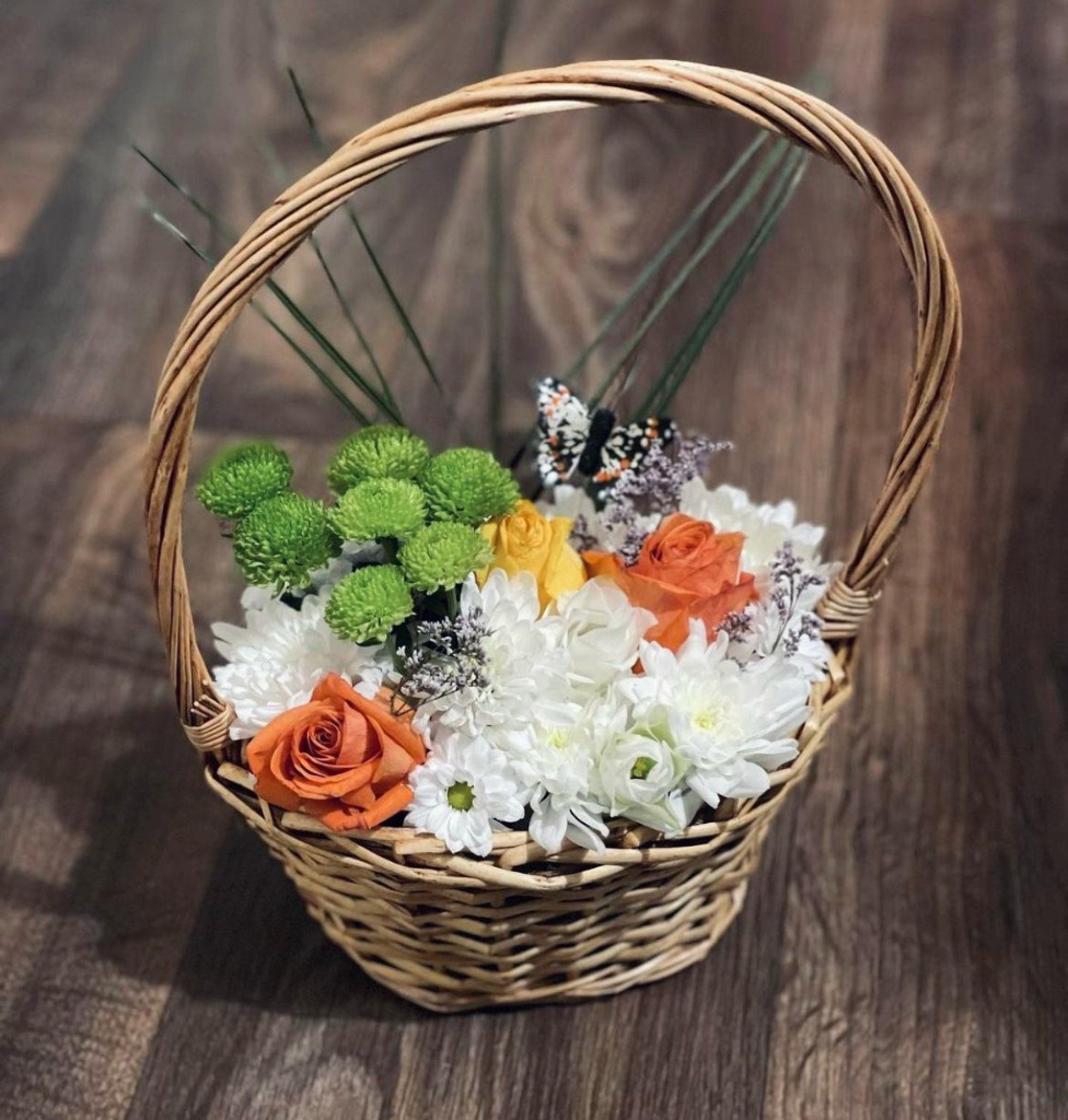 Orange rose and white daisy garden basket by Kalea Arrangements