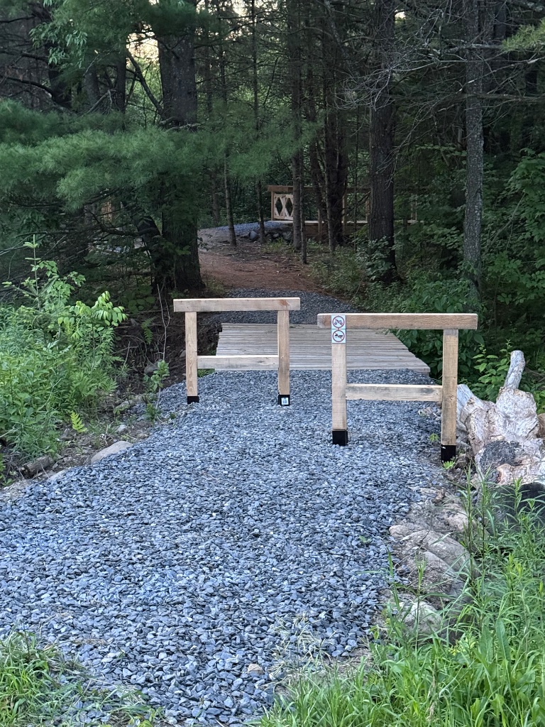 Sentier de gravier avec barrières