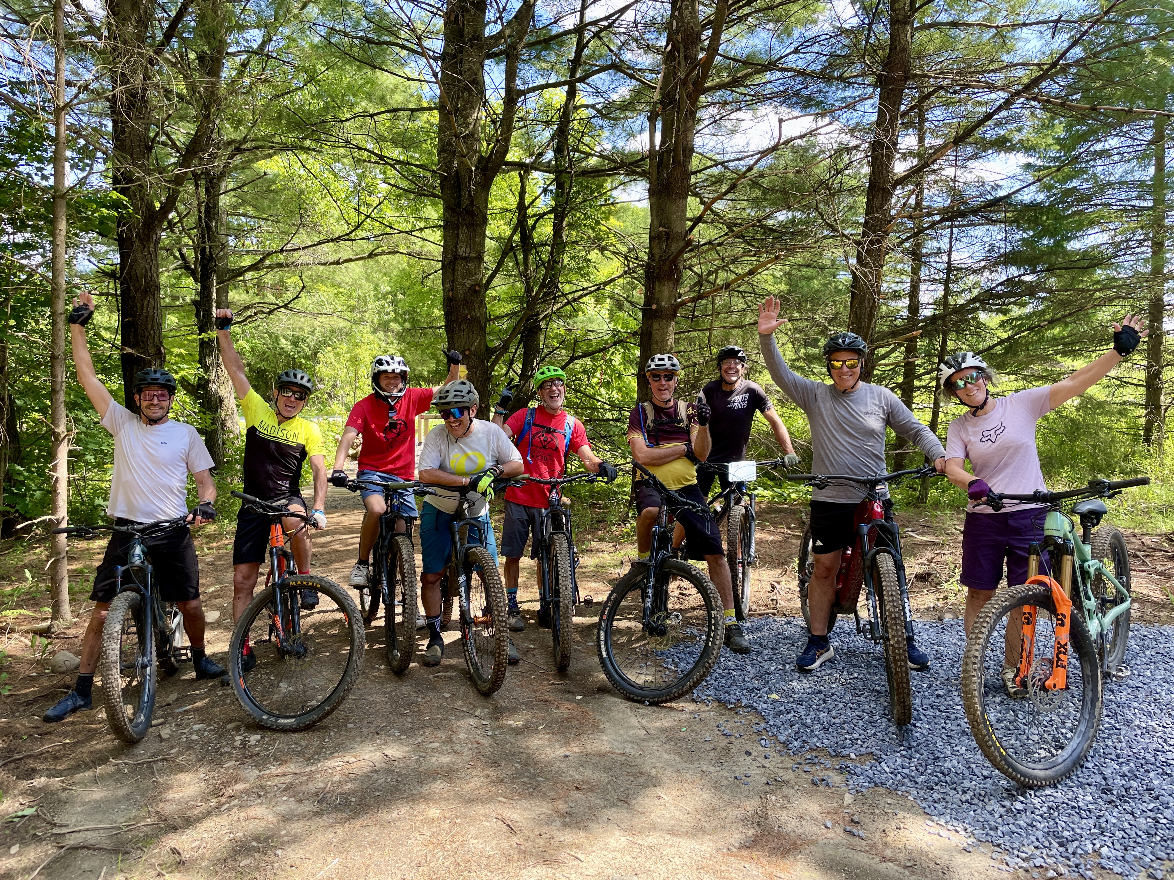 Groupe de cyclistes heureux sur les sentiers