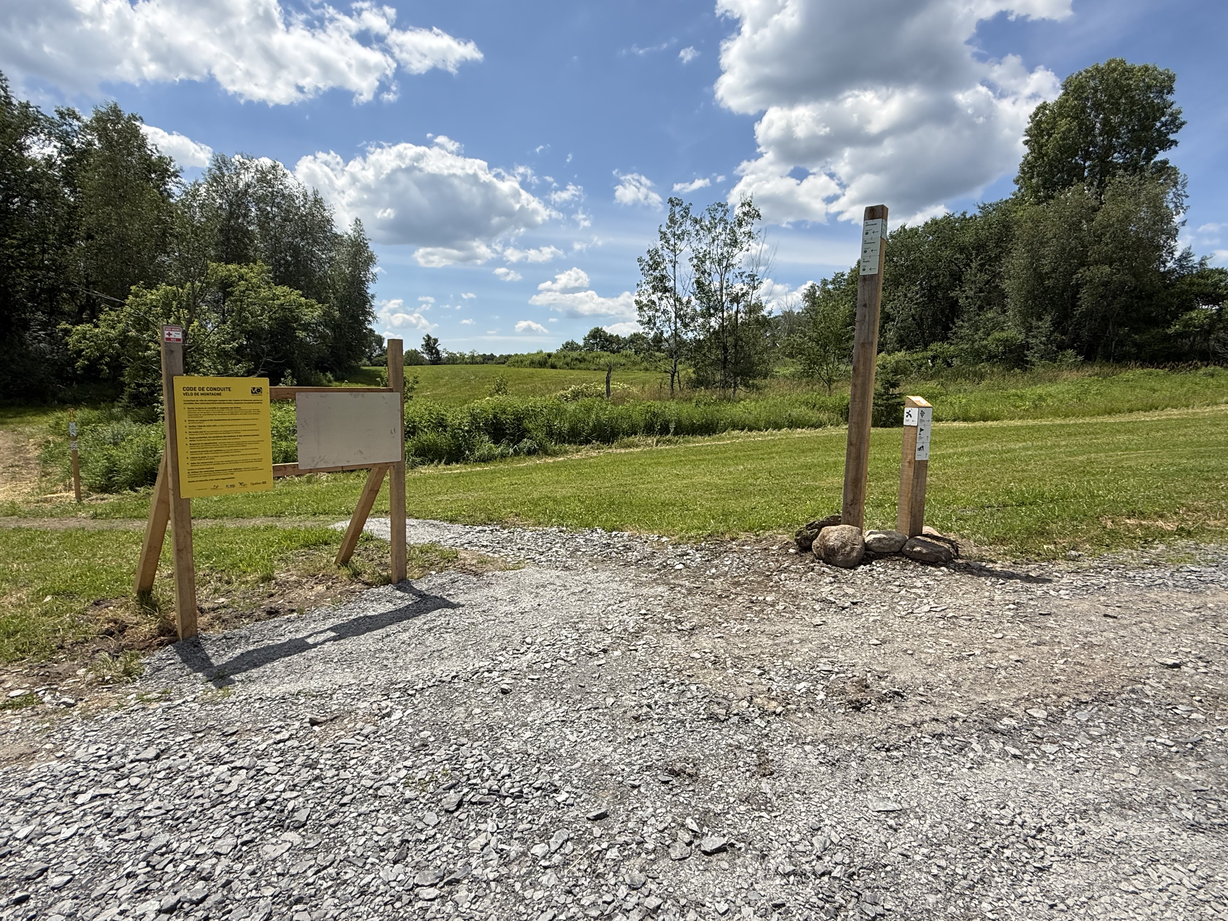 Entrée du sentier avec code de conduite