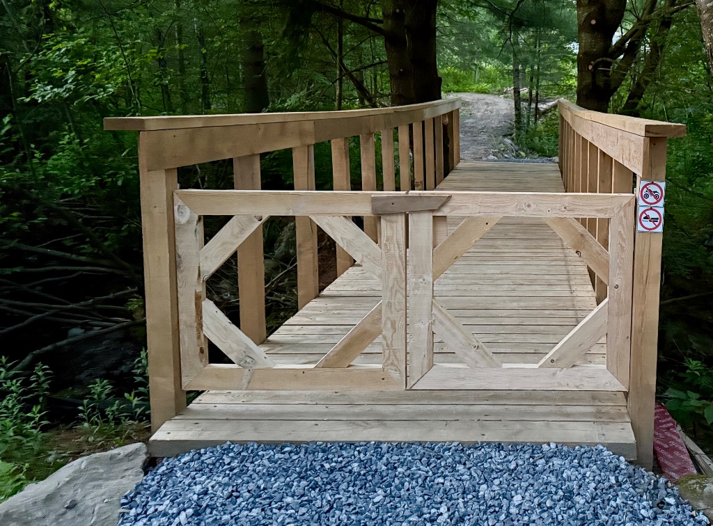 Pont piétonnier en bois avec portail