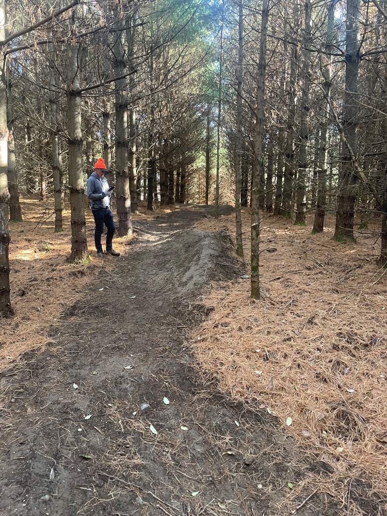Cycliste sur sentier de VTT