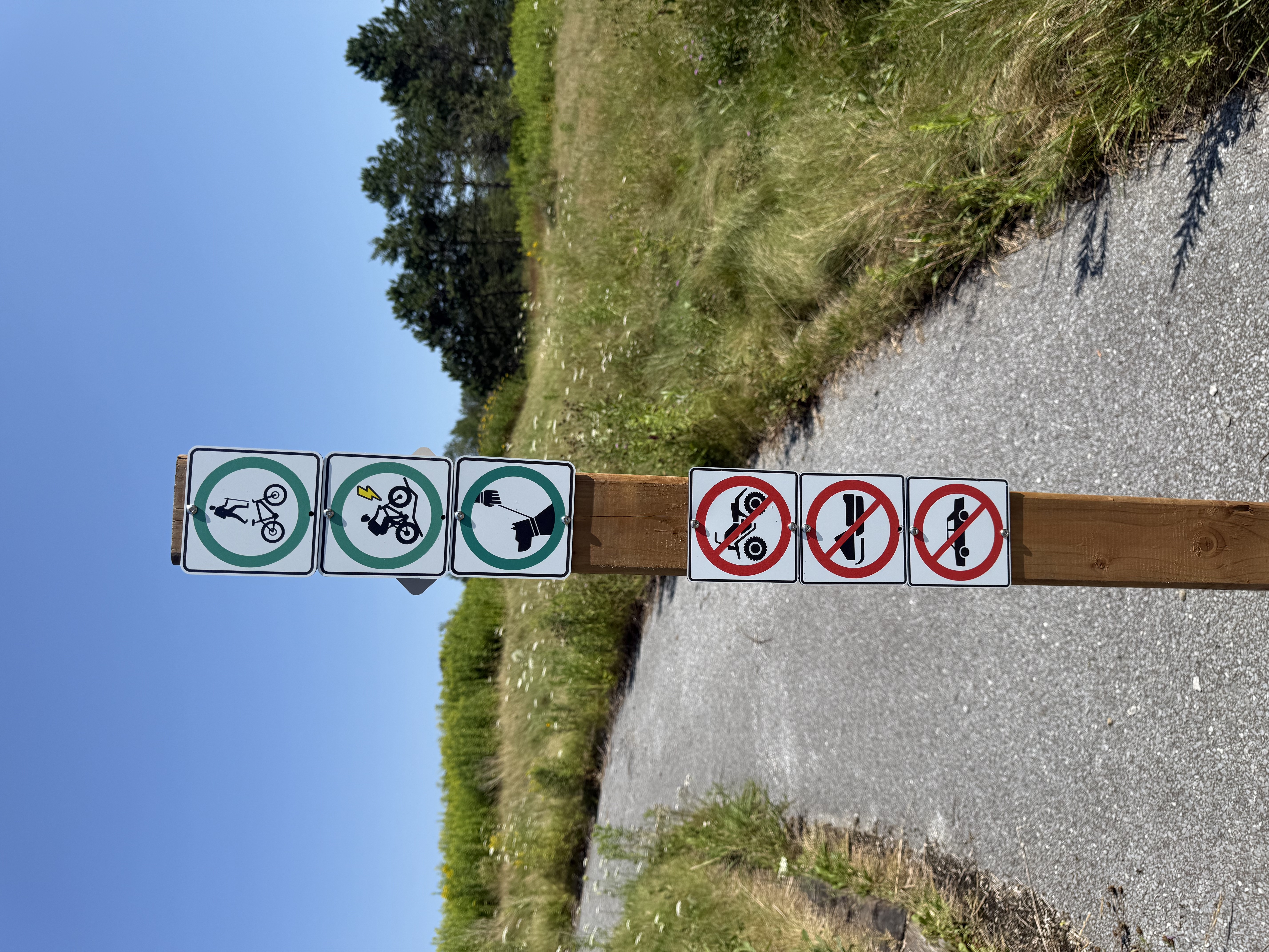 Poteau de signalisation des sentiers