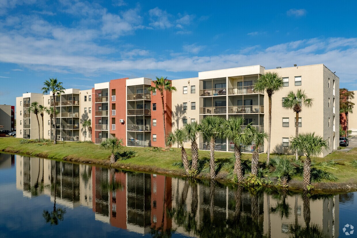 2500 Inverrary Club Apartments