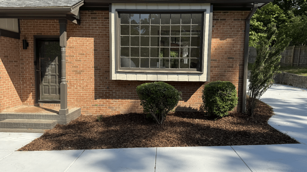 Side Yard Mulch Refresh