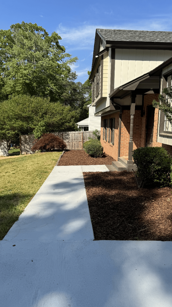 Foundation Bed Mulch Refresh
