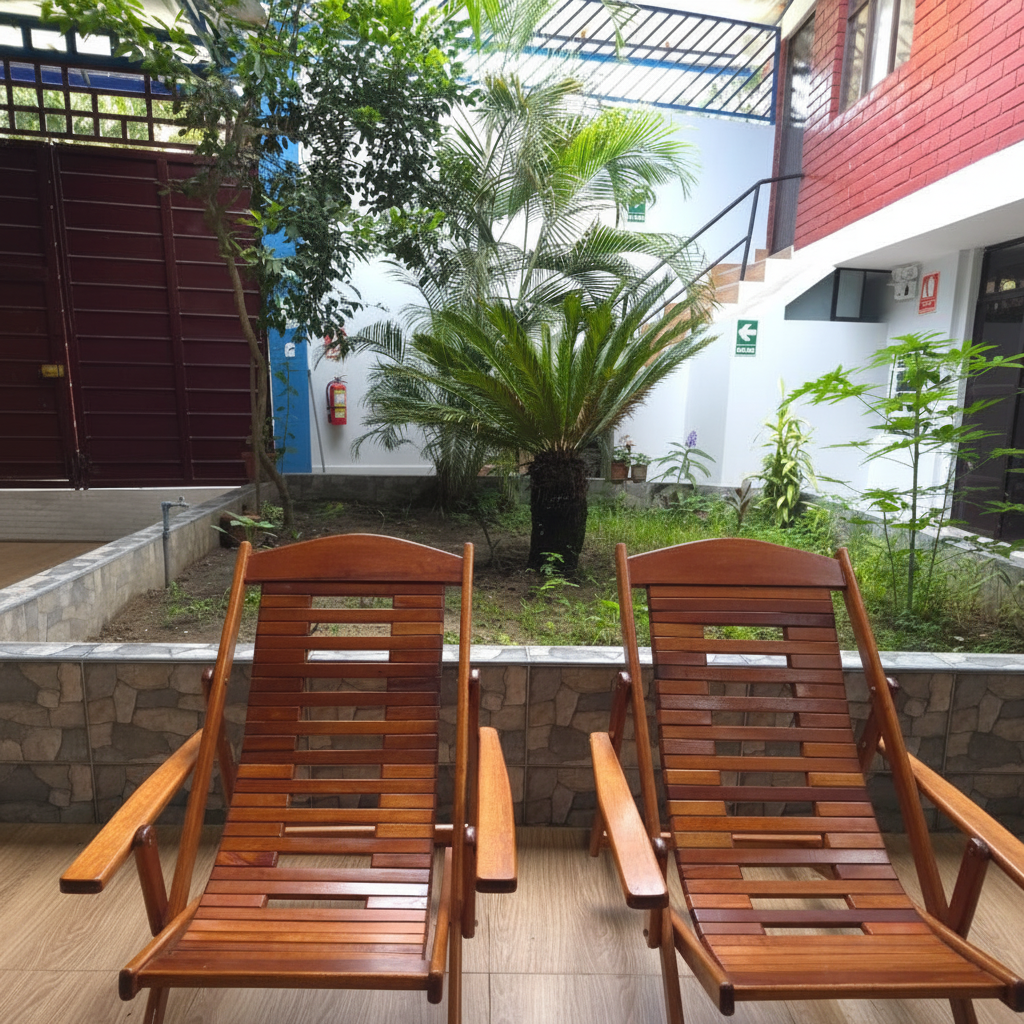 Zona de descanso con sillas de madera y jardín