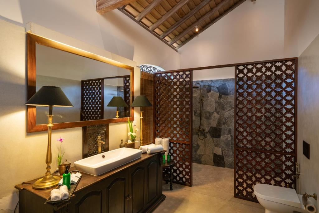 Rustic-Chic Bathroom — Lattice Screen & Exposed Beams