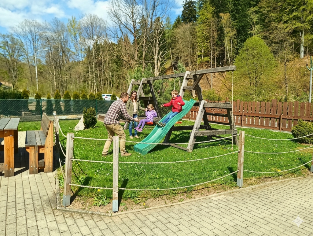 Exteriér — hřiště se skluzavkou